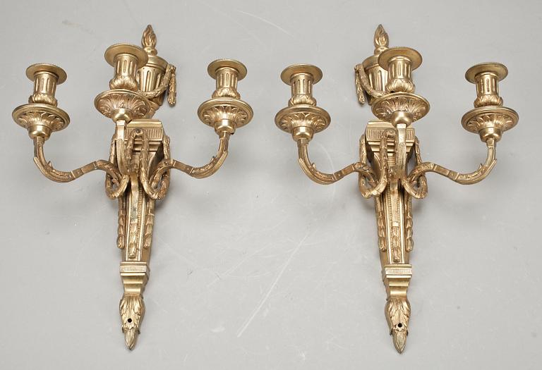 VÄGGAPPLIQUER, ett par, förgylld brons, Louis XVI-stil, sannolikt 1800-talets slut.