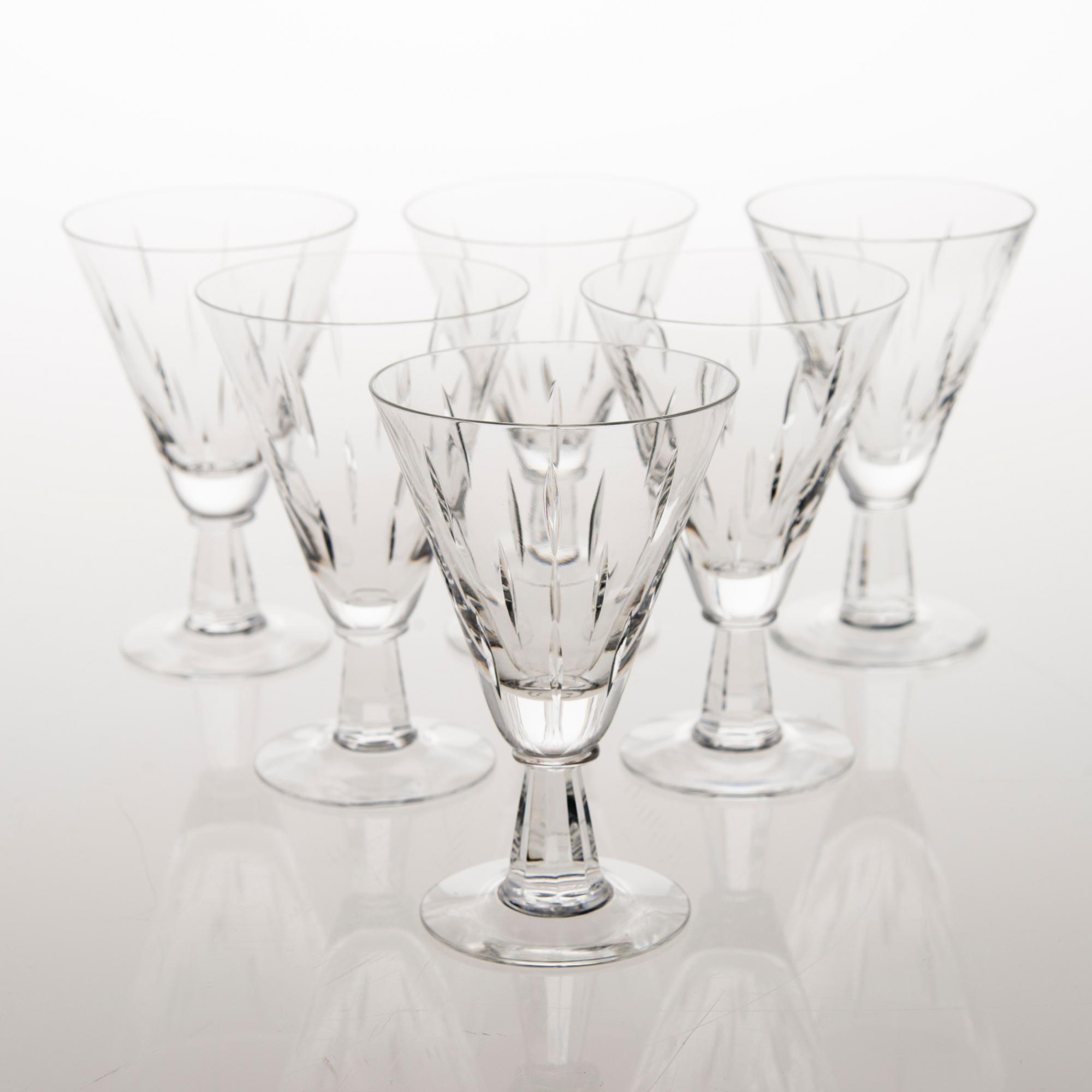 SAARA HOPEA, a 36-piece set of 'Inari' glassware for Nuutajärvi. Designed in 1953.
