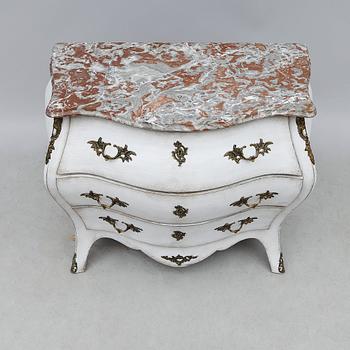 BYRÅ, rokokostil, 1900-talets andra hälft.