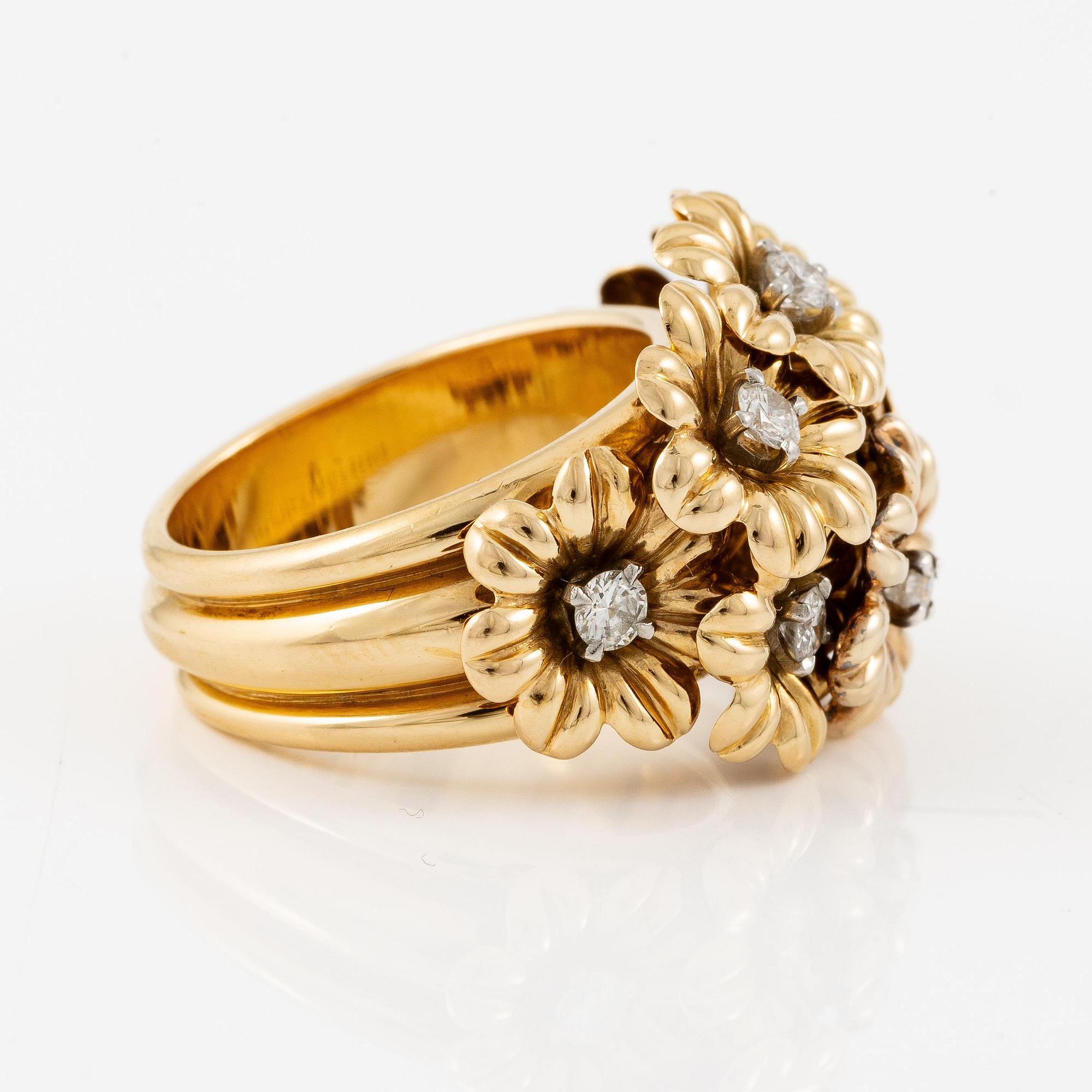 A Van Cleef et Arpels ring in 18K gold with round brilliant-cut diamonds.