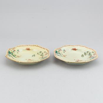 Six (4+2) famille rose export porcelain dishes, Qing dynasty, Qianlong (1736-95).