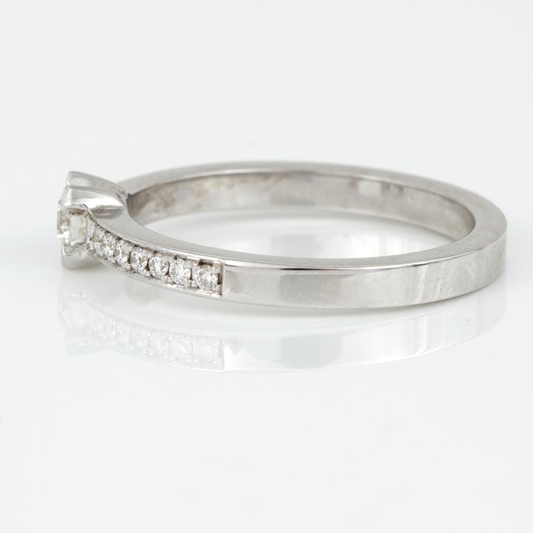 RING, 14K vitguld med briljantslipade diamanter, tot ca 0,32 ct. Vikt 3,20 g.