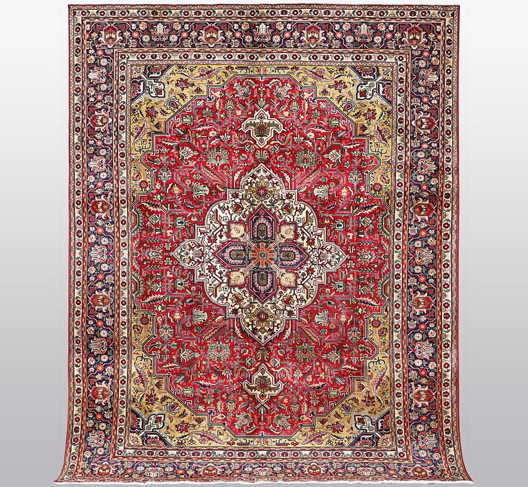 A carpet, Tabriz, ca 343 x 254 cm.