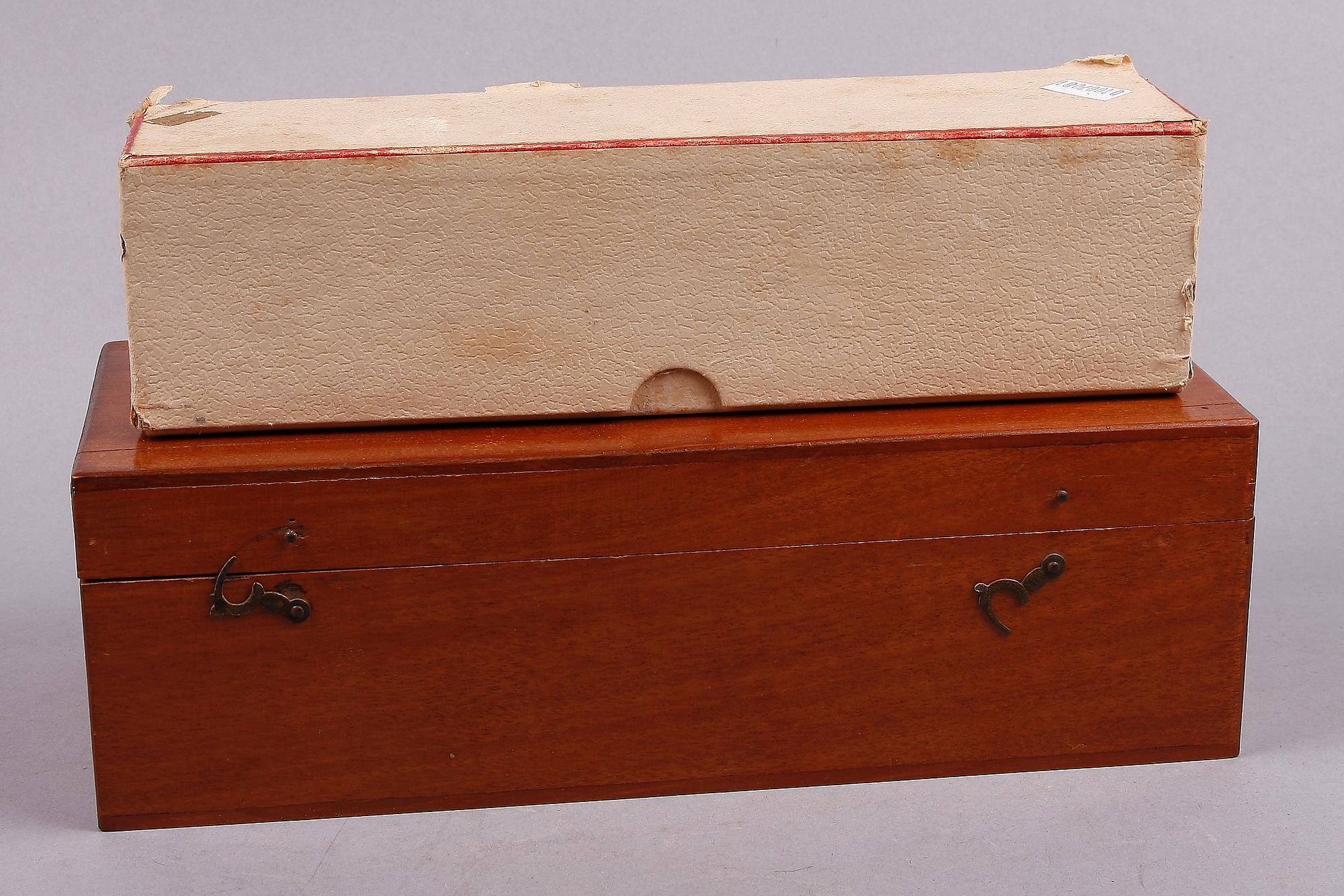 MIKROSKÅP, metall. Armes et cycles St Etienne, 1900-tal.