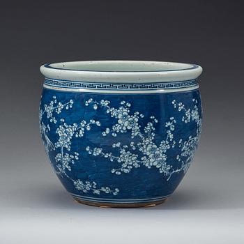 A blue and white scrollpot/fish basin, Qing dynasty, 19th Century.