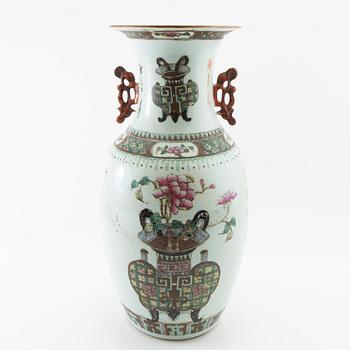 Vase China late Qing porcelain.