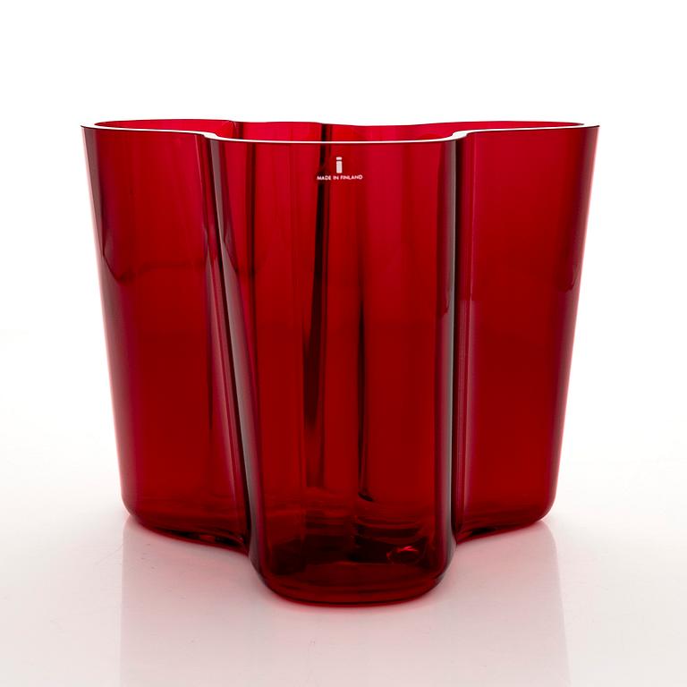 Alvar Aalto, a '3030' vase, signed Alvar Aalto Iittala 112/400 1991.