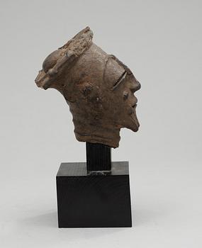 SKULPTUR, lergods. Höjd 17 cm på fast sockel. Akan, Elfenbenskusten, 1900-talets förra hälft.
