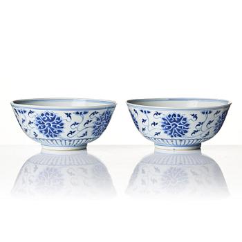 A pair of blue and white lotus bowls, Qing dynasty, Guangxu (1875-1908).