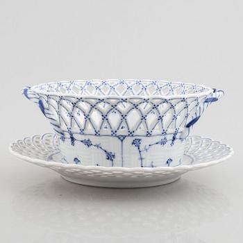 A 'Blue Fluted' / 'Musselmalet' porcelain fruit basket with stand, Royal Copenhagen, 19th century.