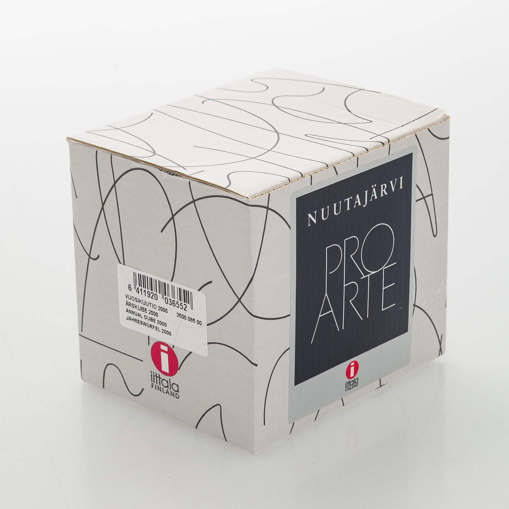 Oiva Toikka, an annual glass cube 2000, signed Oiva Toikka Nuutajärvi 2000, 960/2000.