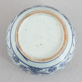 A porcelain table lamp and a box with cover, 19th/20th century.