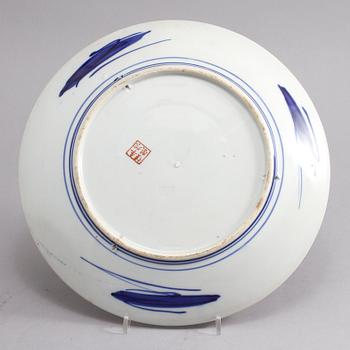 FAT, 2 st samt TALLRIK, porslin, Japan, 1900-tal.