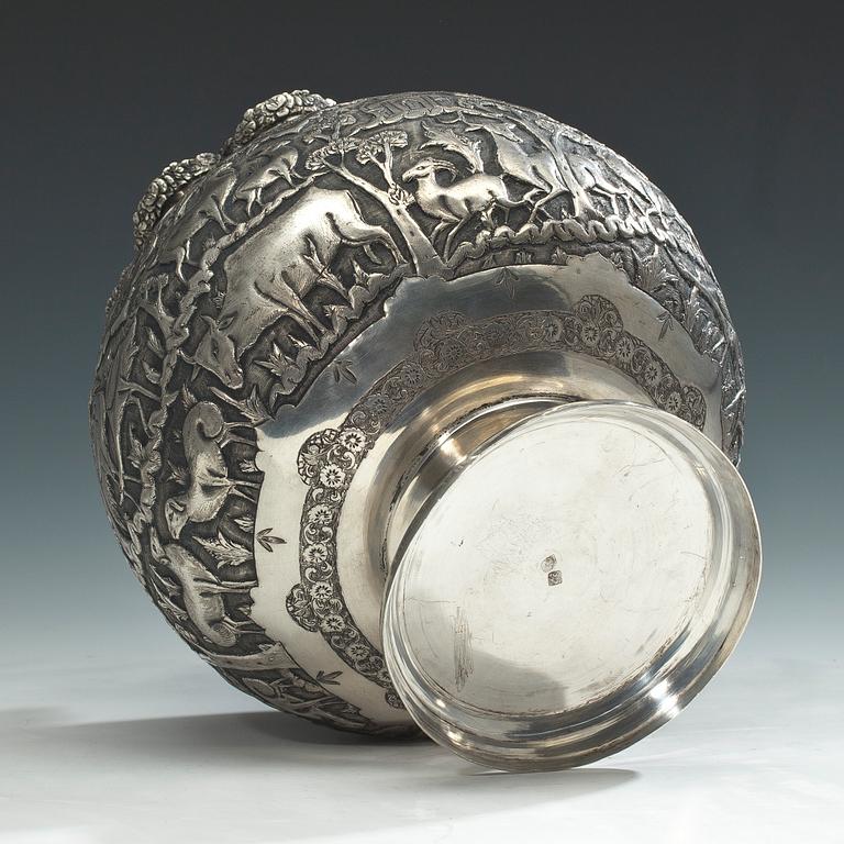 VAS, silver, Persien 1900-luku. Vikt 777 g.
