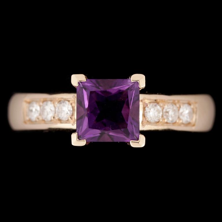 RING, 14k guld med ametist 1,14ct och diamanter tot 0,20ct. Vikt ca 5,0 gram.