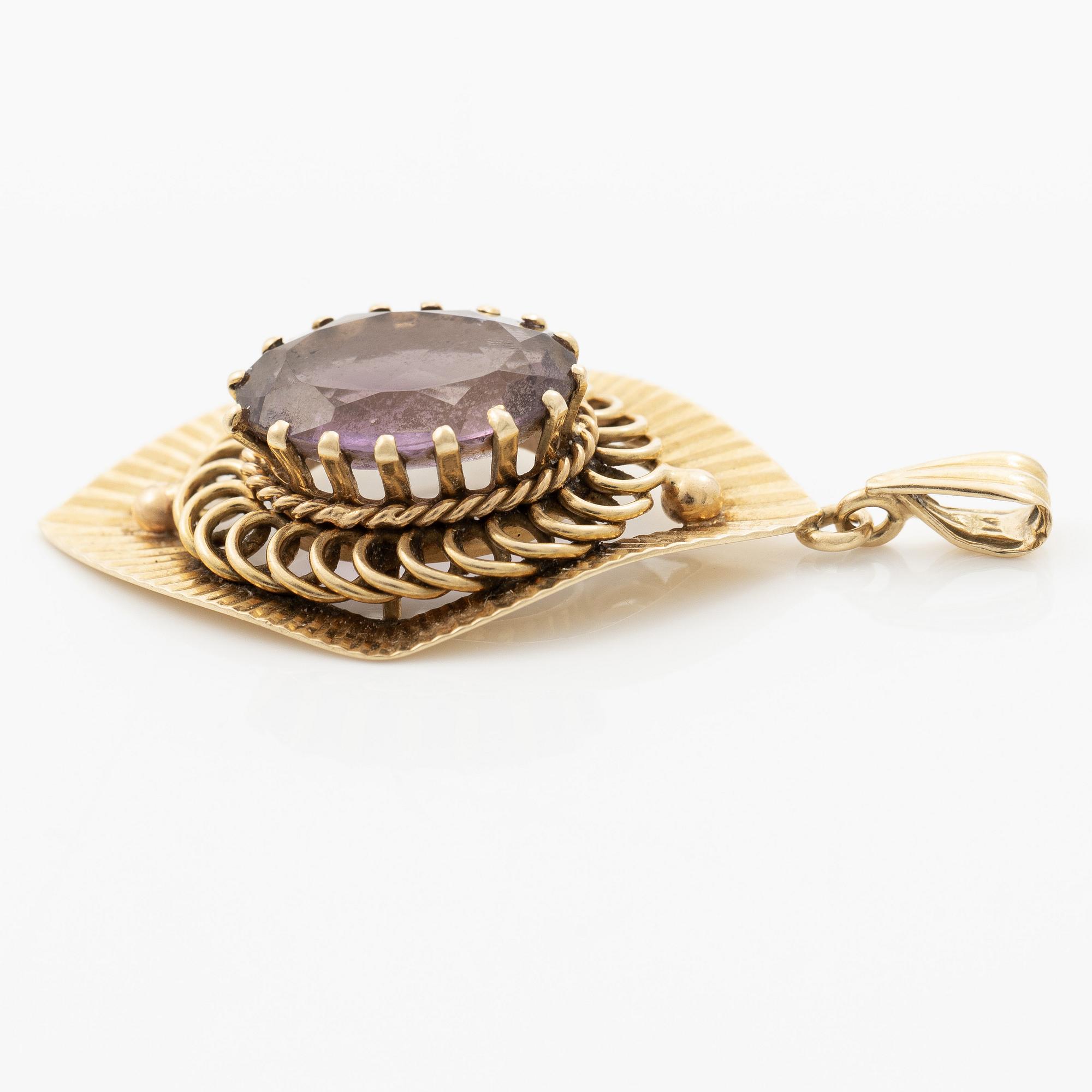 Pendant, 18K gold and oval-cut amethyst.