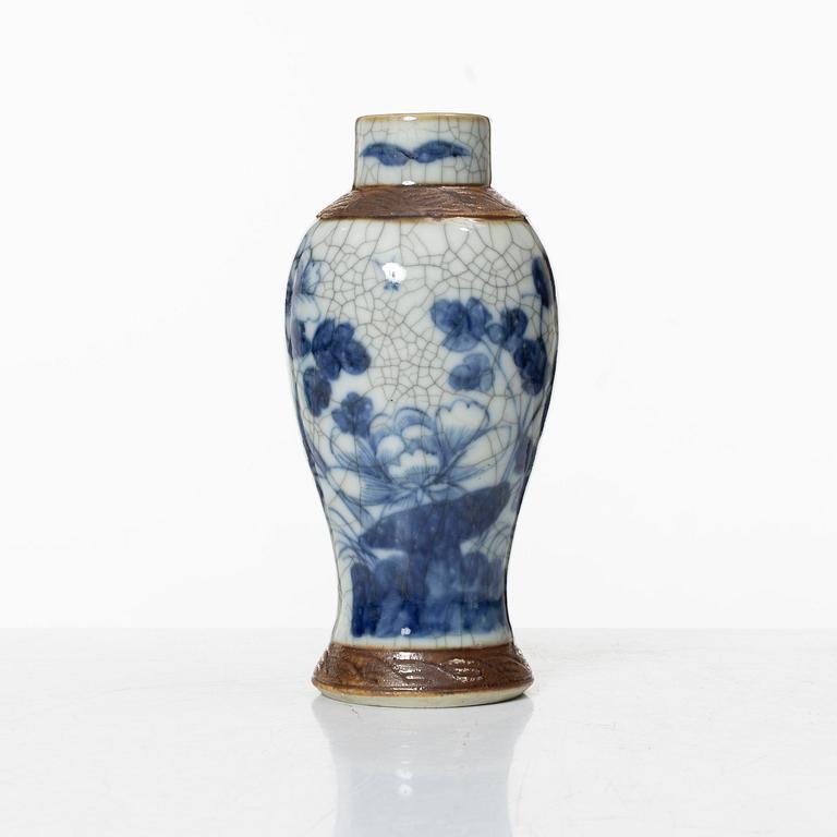 A Chinese porcelain vase and a bowl, around 1900.