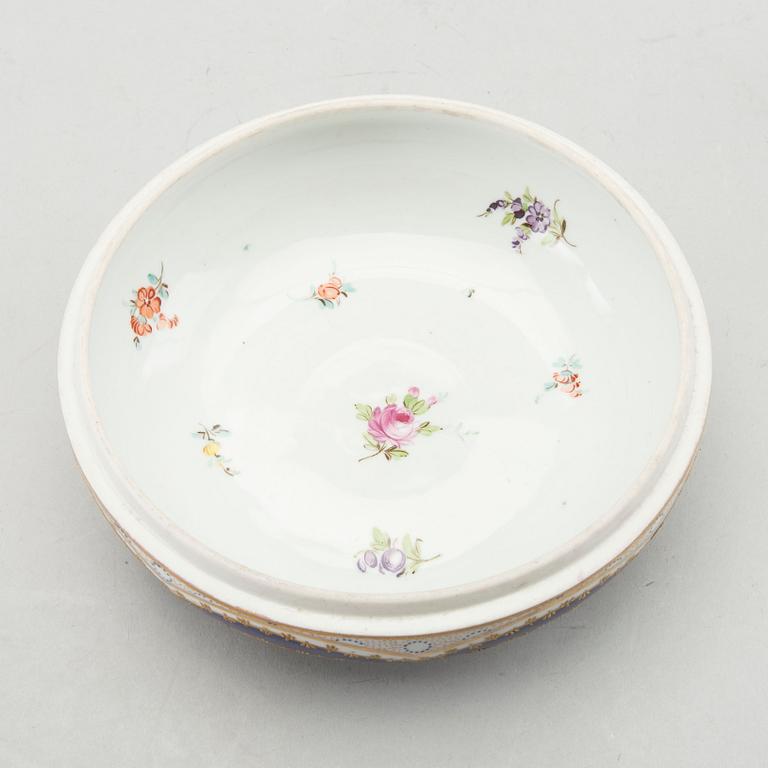 A Sèvres porcelain bowl whit cover 19th century.