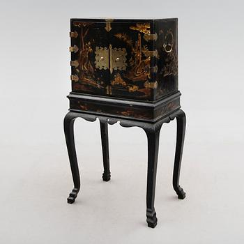 SKÅP PÅ BENSTÄLLNING, ostindiskt, 1700-tal.