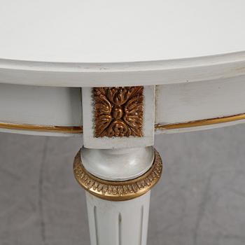 Matbord, gustaviansk stil, 
1900-talets andra hälft. Två iläggsskivor medföljer.