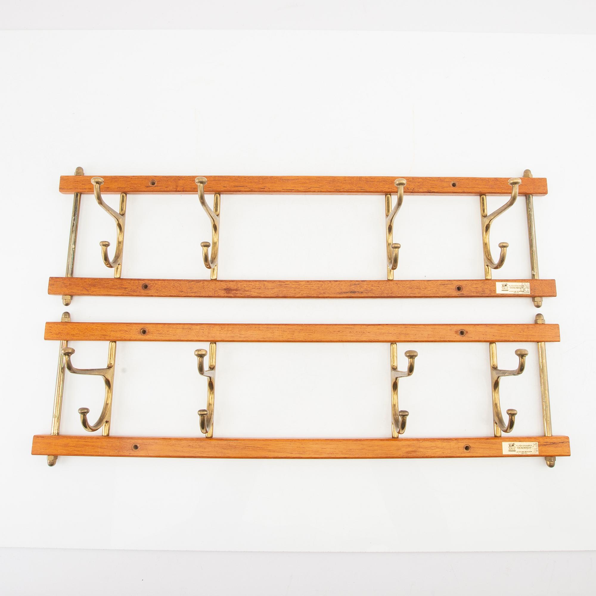 Klädhängare, ett par, "Dekorativ", Skoglunds metallgjuteri, Anderstorp, 1900-talets mitt.