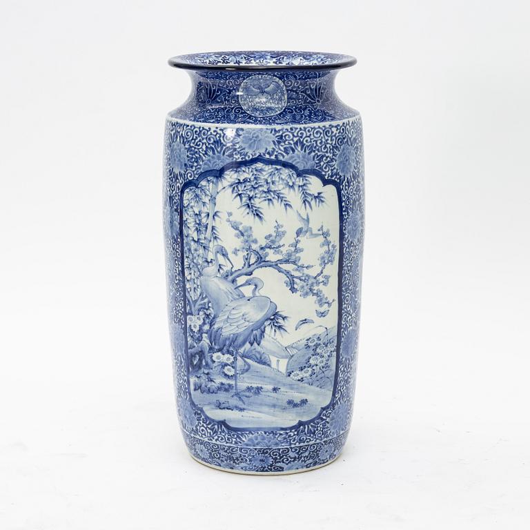 A large porcelain vase, Japan, first half of the 20th Century.