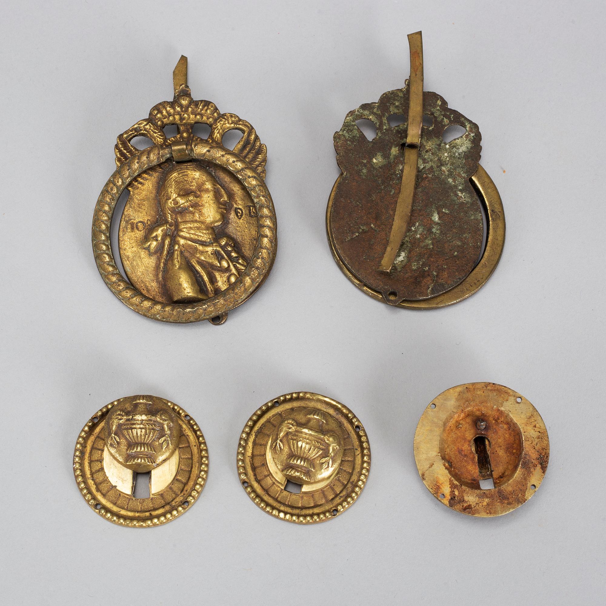 23 brass pieces, 19/20th century.