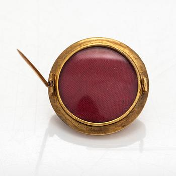 An 18K gold brooch, 19th century.
