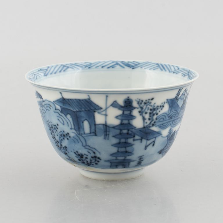 A blue and white Chinese porcelain cup with saucer, Kangxi (1662-1722).