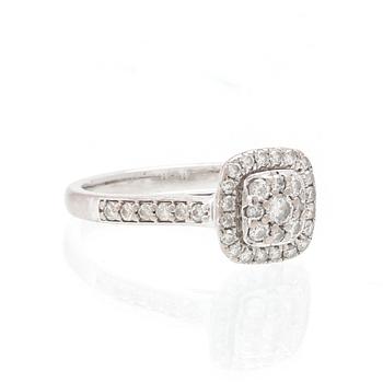 Ring in 18K white gold with round brilliant-cut diamonds.