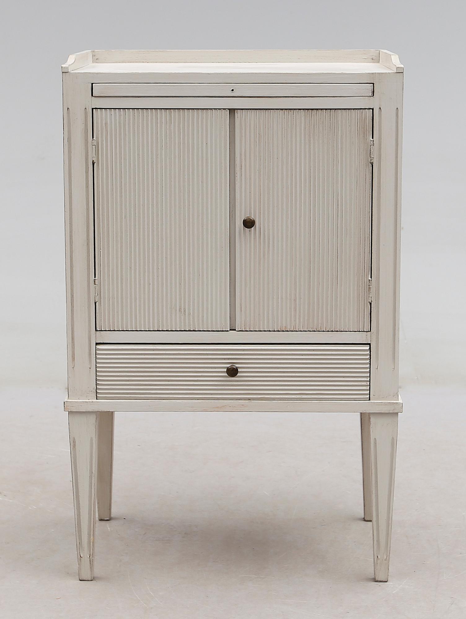 SÄNGBORD, gustaviansk stil, 1900-talets andra hälft.