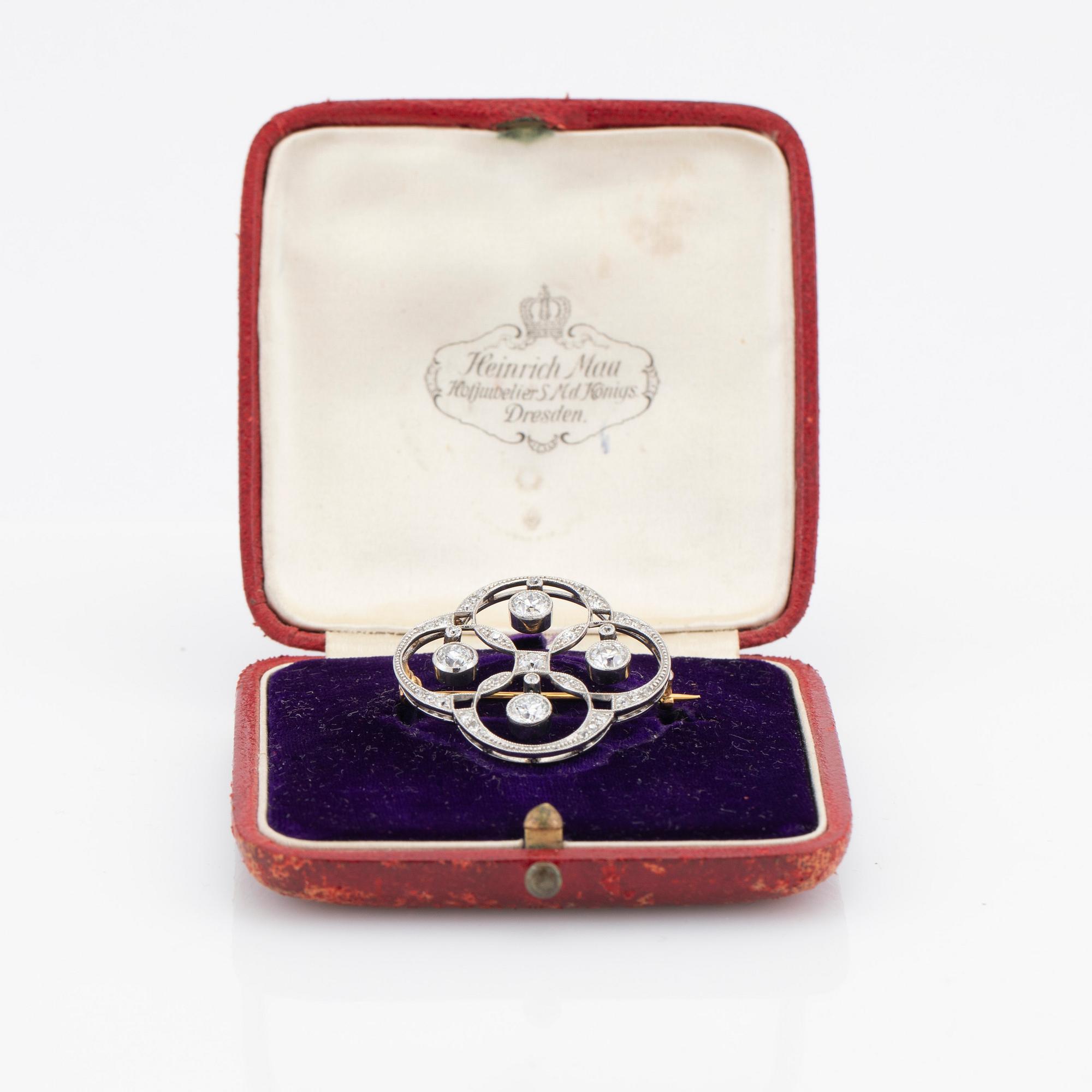 Brooch, 18k white gold openwork set with brilliant-cut diamonds.