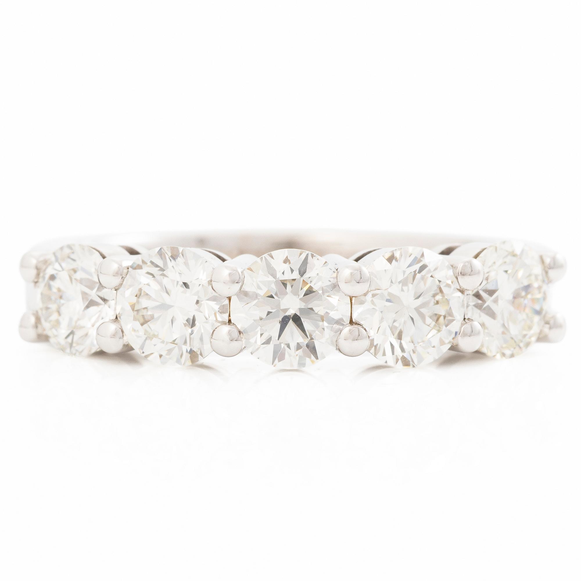 18K white gold half eternity ring with brilliant-cut diamonds.