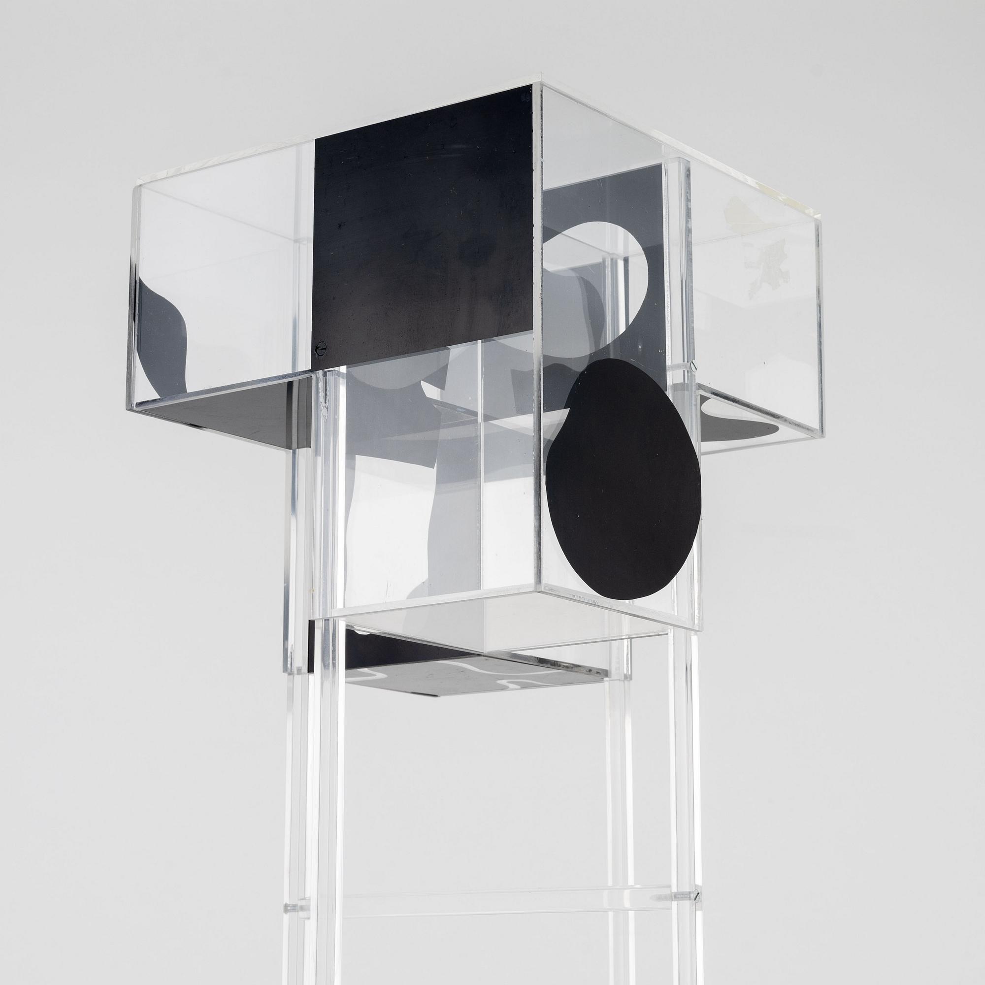 Gösta Wallmark, skulptur, plexiboxar och pinnar. Klarglas och svart.