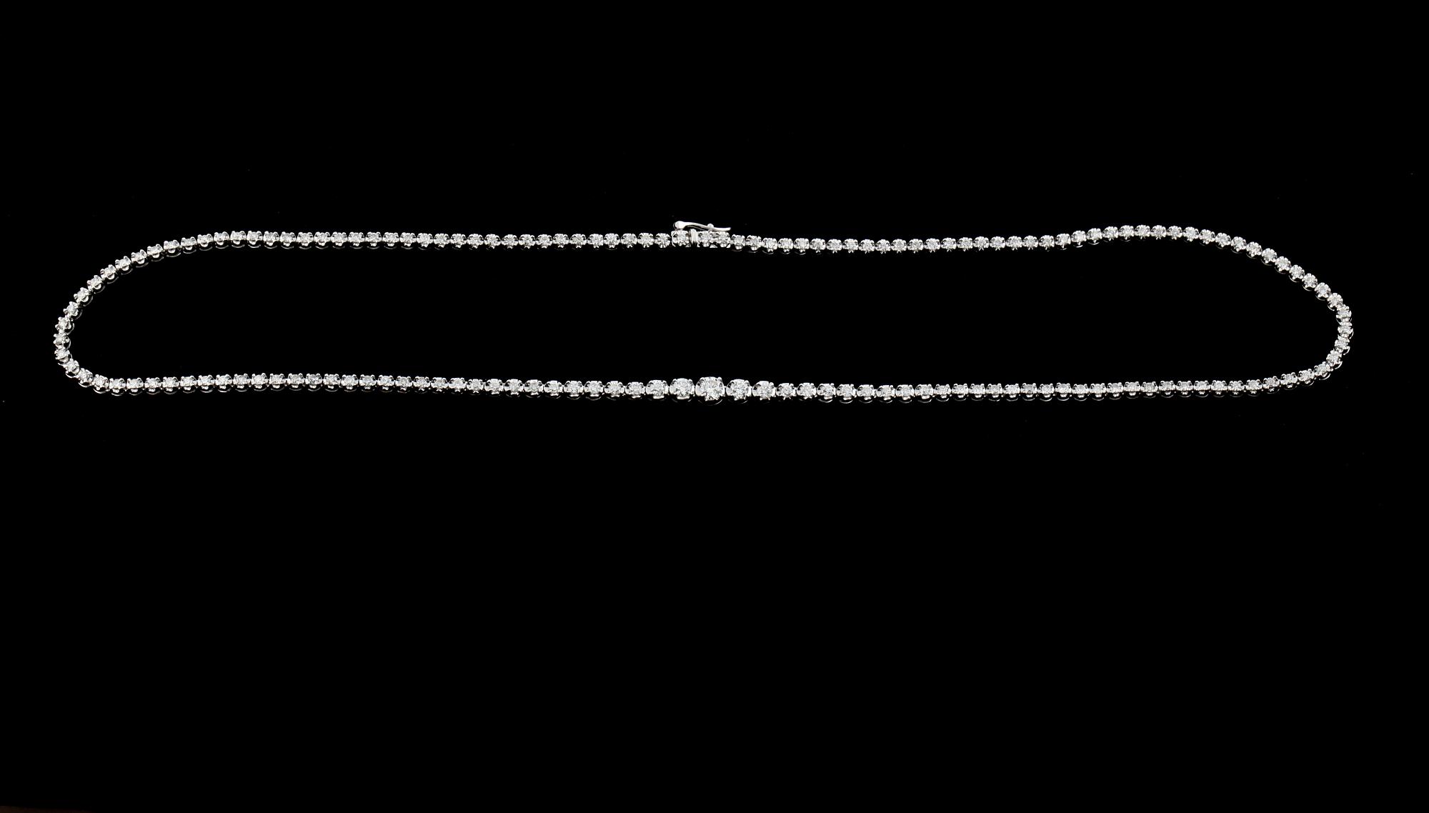 COLLIER, 18k vitguld med briljantslipade diamanter, 3.78ct. Vikt 7 g.