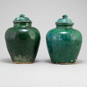 A pair of green glazed ceramic jars with covers, Transition, 17th century.