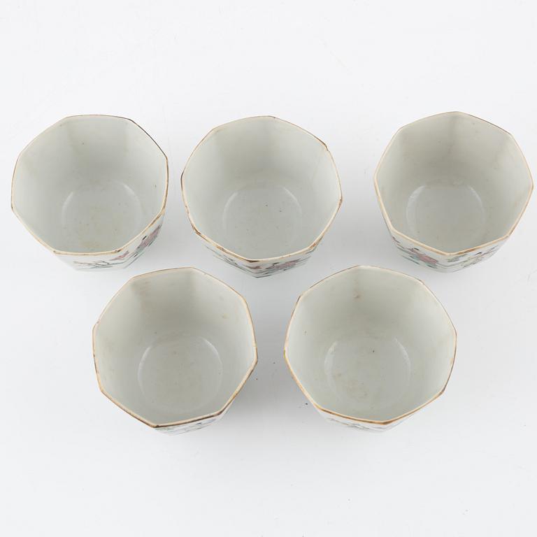 Koppar, 5 st, porslin, Kina, sen Qingdynasti, omkring år 1900.