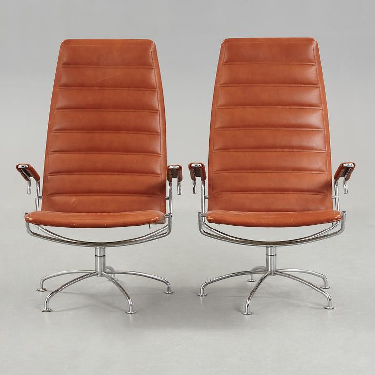 A pair of Jens Amundsen lounge chairs and a side table 'SAS Chair Series', Fritz Hansen, Denmark 1979.