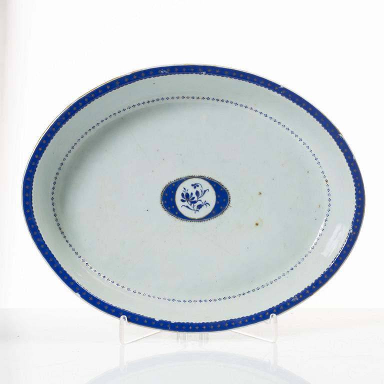 Form och stekfat, porslin, Kina, Qingdynastin, omkring 1800.