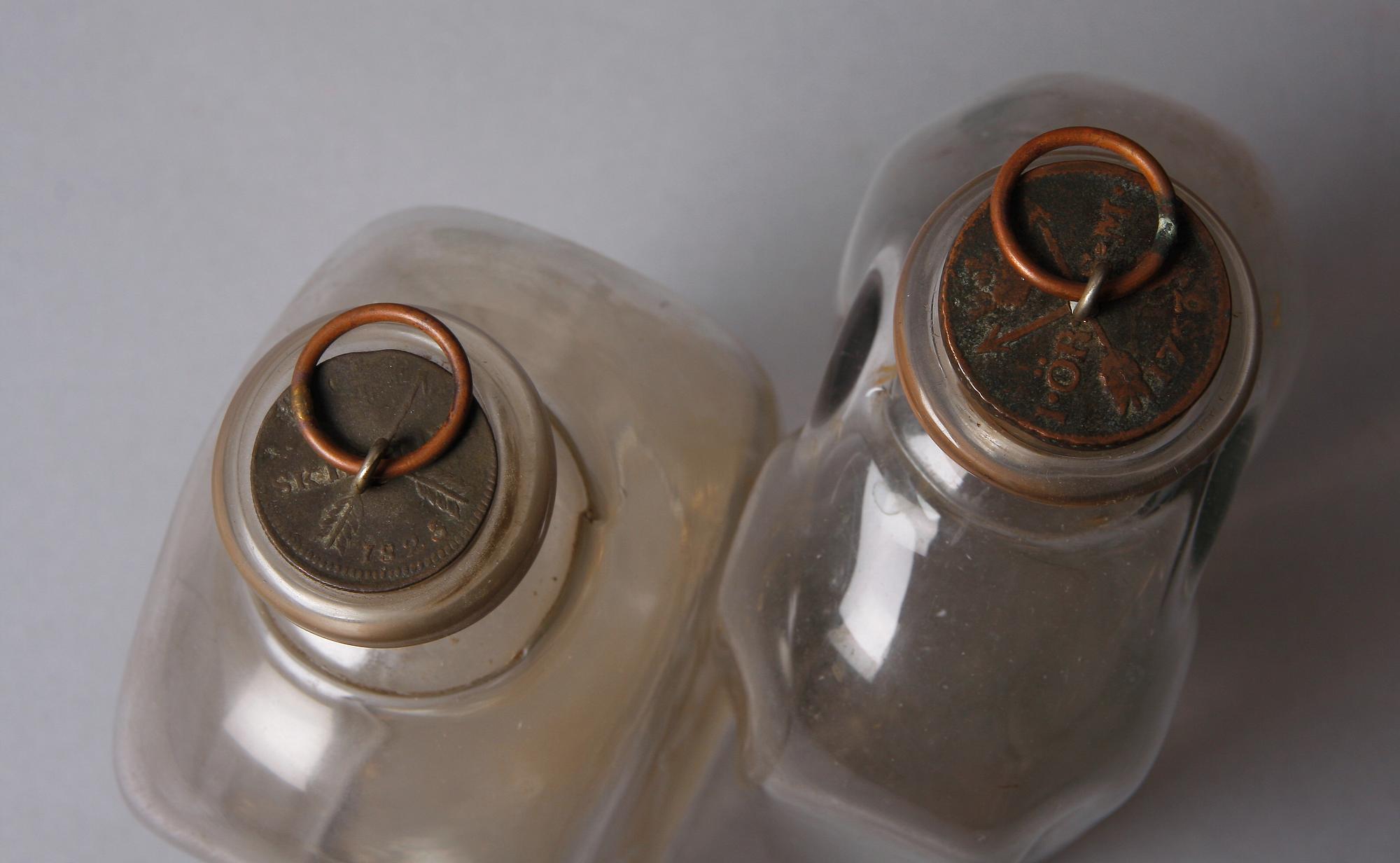 BRÄNNVINSFLASKOR, 3 st, glas, 1800-tal.