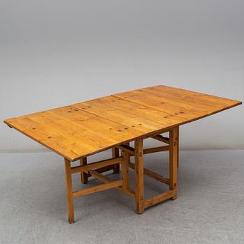 A pine gate-leg table, 19th Century.