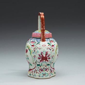 TEKANNA, porslin. Qing dynastin, 1800-tal.