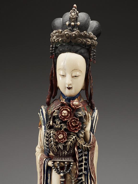 A large ivory figure of Guanyin, Qing dynasty.