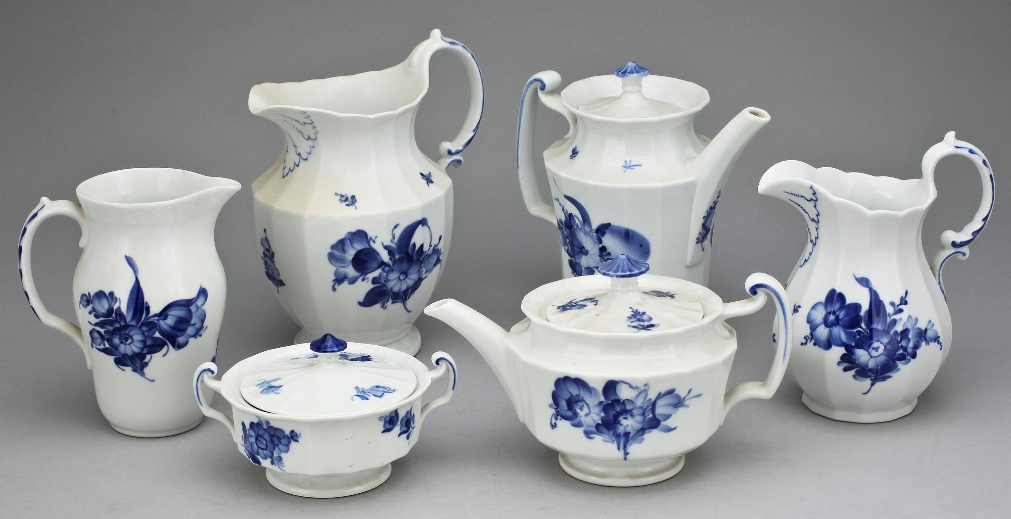 MAT samt KAFFESERVIS, porslin, 130 delar, "Blå blomst", Royal Copenhagen, 1900-talets mitt.