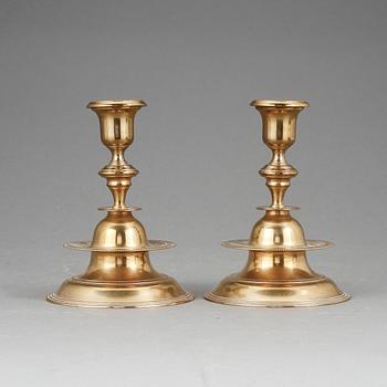 LJUSSTAKAR, ett par, mässing, Skultuna. Modell 98.