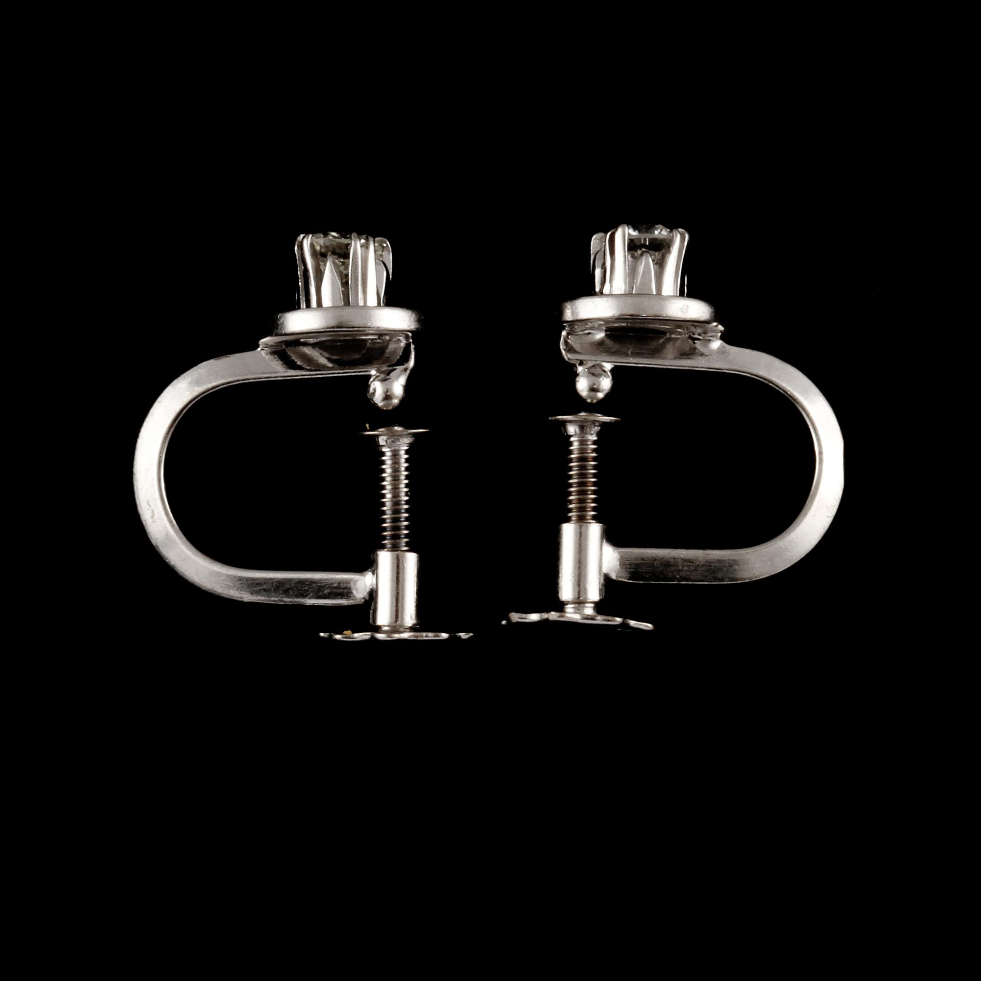 ÖRHÄNGEN, ett par, 18k vitguld med 2 briljantslipade diamanter, totalt ca 0,2 ct. Vikt 2 g.