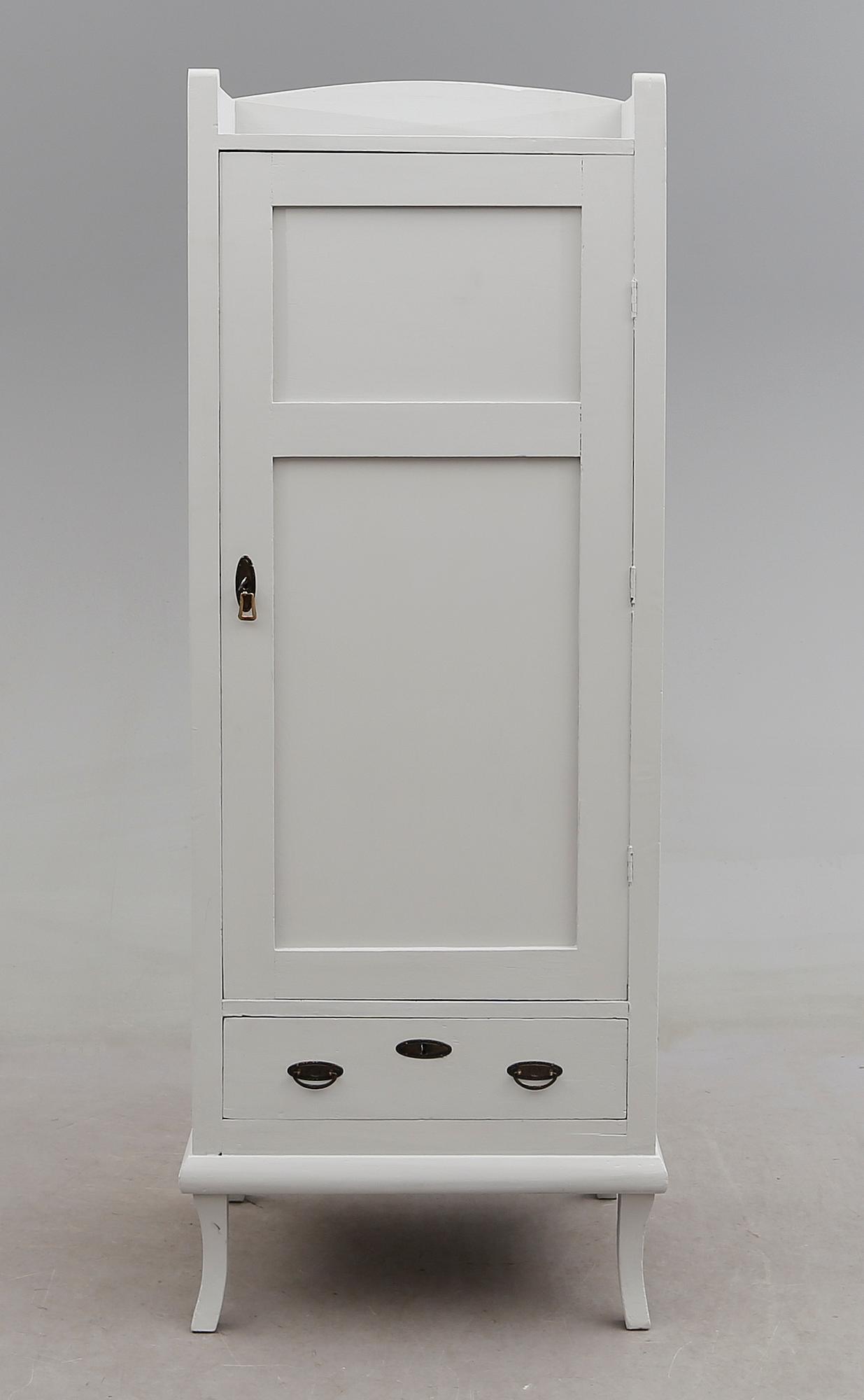 KLÄDSKÅP, 1900-talets första hälft.