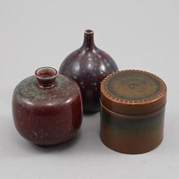 VASER, 2 st, samt LOCKASK, stengods, bl a Stig Lindberg, Gustavsbergs studio, 1900-talets andra hälft.