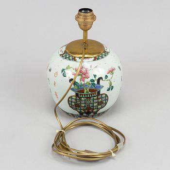 Lampa, porslin, sen Qingdynasti, 1800-talets andra hälft.