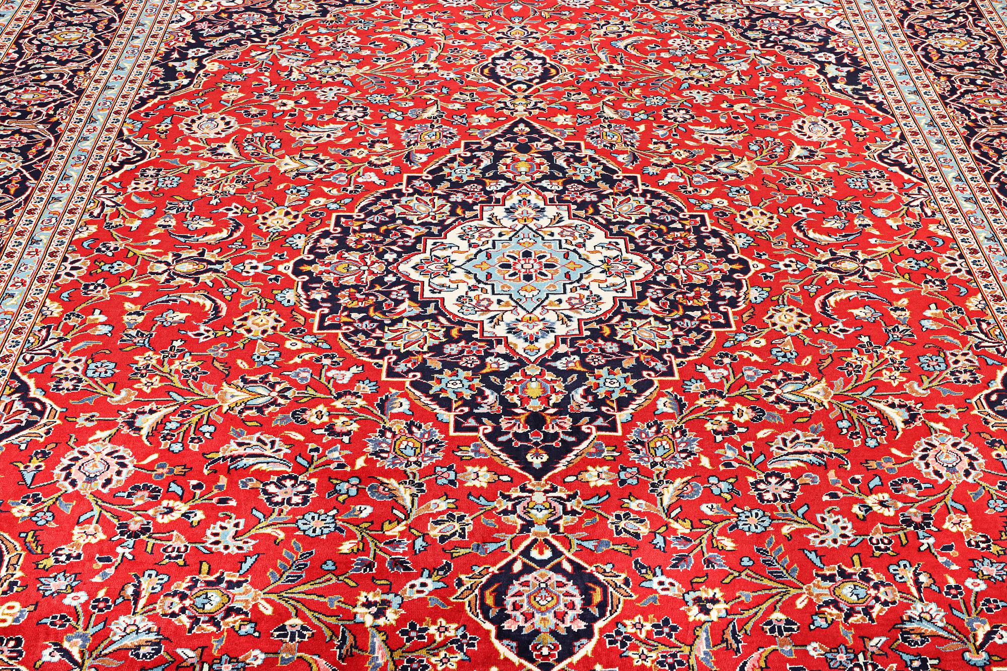 A Kashan carpet, c. 401 x 292 cm.